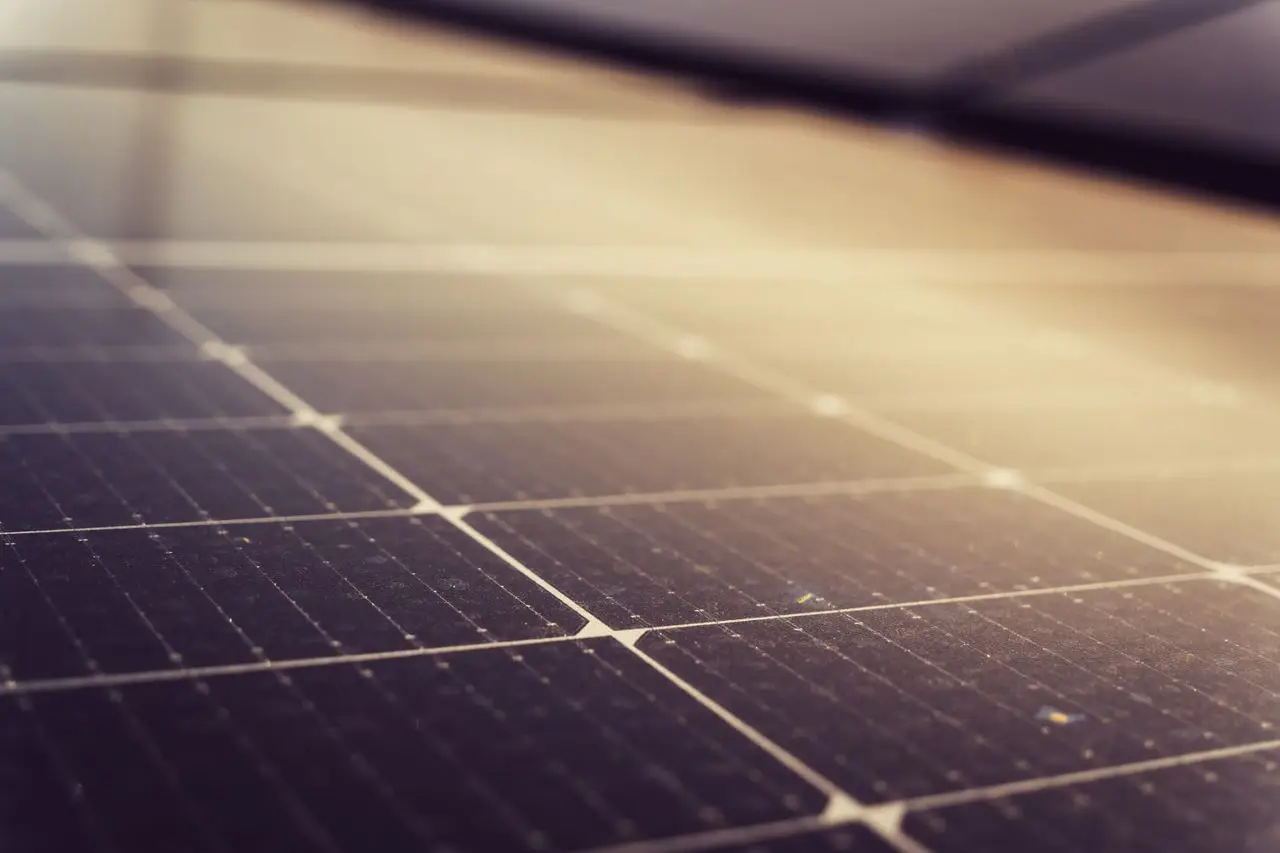 Zonnepanelen op een Vlaams dak in de avondzon