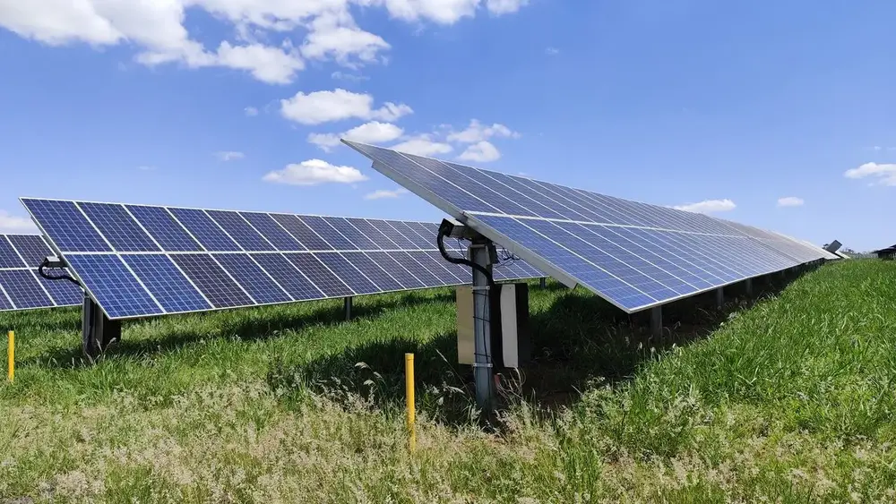 Zonnepanelen op een zuidgericht dak in Vlaanderen