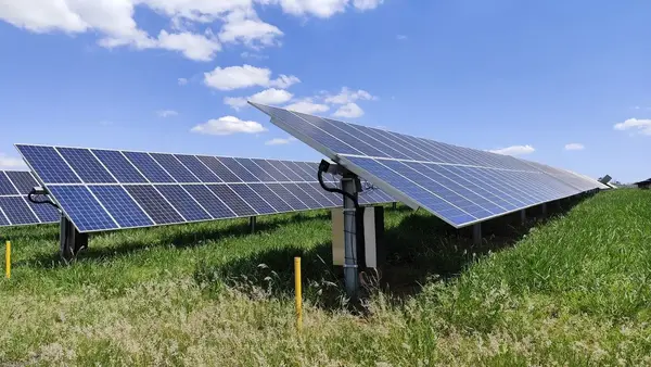 Zonnepanelen onder een heldere zomerhemel