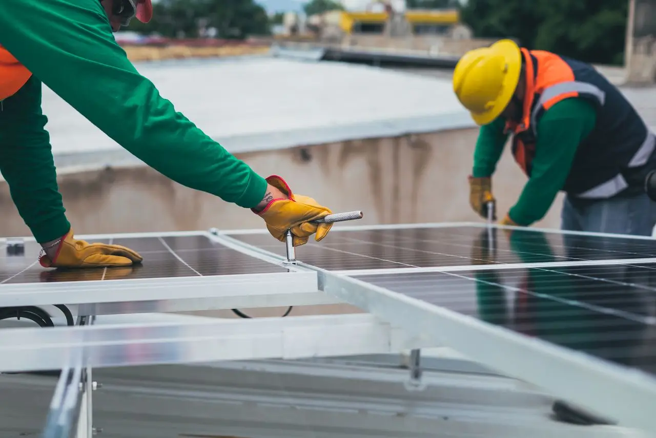 Techniekers van ZONWERK plaatsen zonnepanelen op een dak